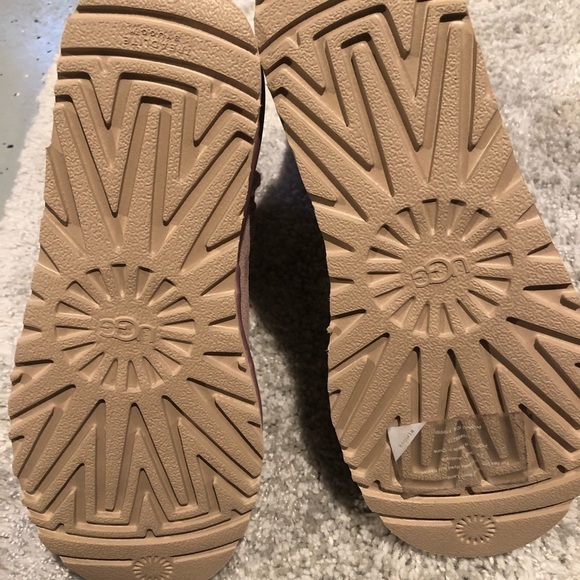 😊NIB UGG w/1110430 Women W MiNi SIDE BROOCH size 7 - Picture 4 of 13